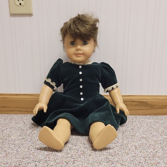 Pleasant Company Molly with Green Velvet Dress. Original American Girl 18" Doll - Picture 1 of 7